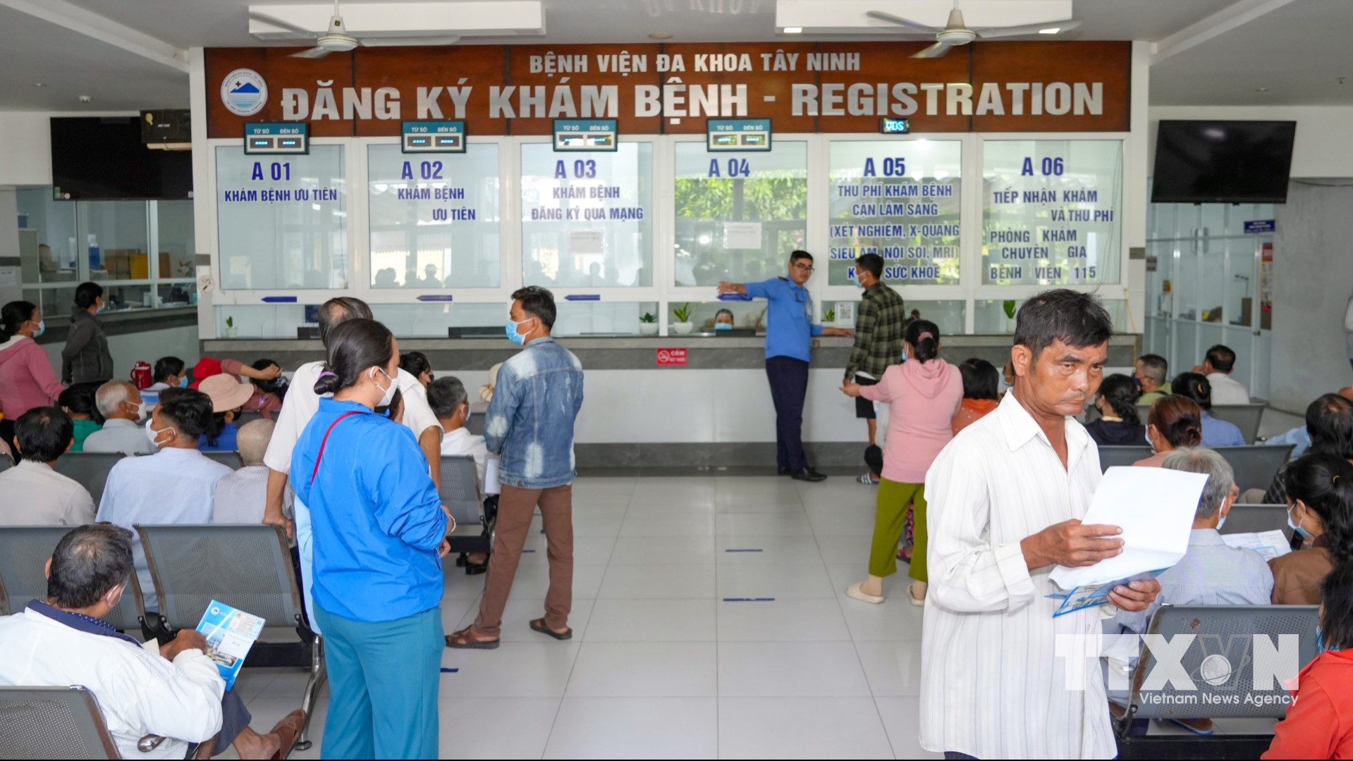 Người dân làm thủ tục đăng ký khám, chữa bệnh tại Bệnh viện Đa khoa Tây Ninh, phường Tân Ninh, tỉnh Tây Ninh. (Ảnh: Minh Phú/TTXVN)